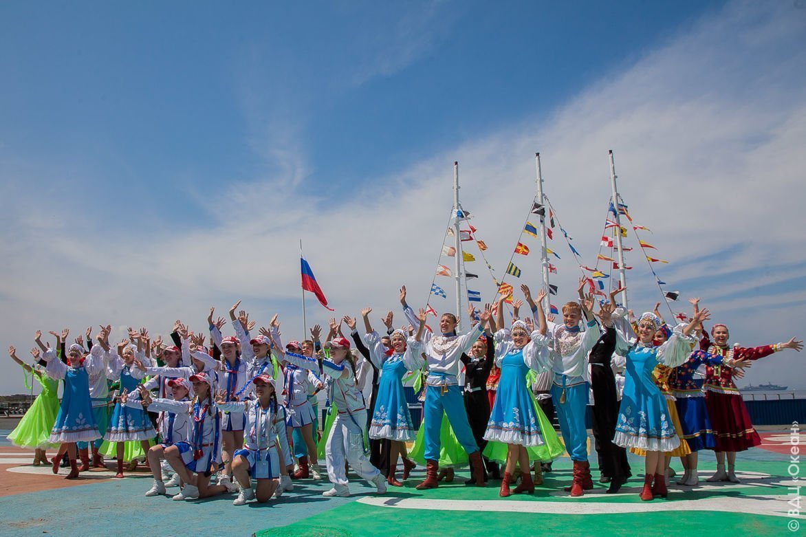 Океанцы поздравили Владивосток с Днём военно-морского флота
